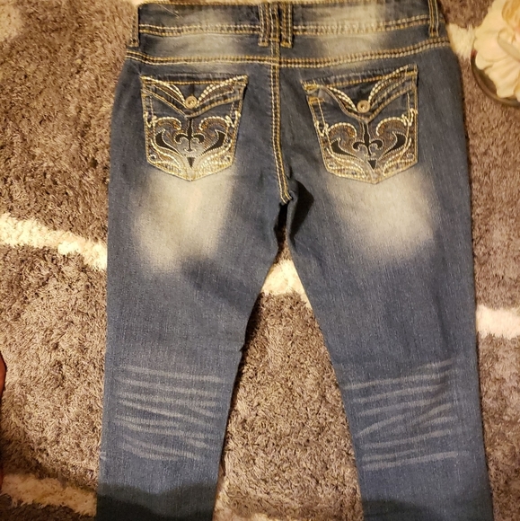 BOGO 💝NWOT Rue21 Cropped faded Jeans - Picture 3 of 4